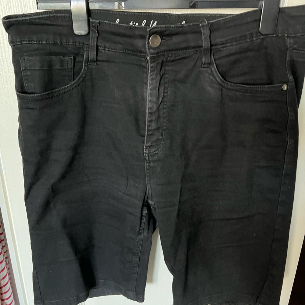 Vintage Women’s Black shorts size 16. Every day wear. Super comfortable.